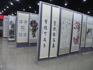 越秀區(qū)老干活動(dòng)中心超高活動(dòng)折疊雙面屏風(fēng)展板三折展板